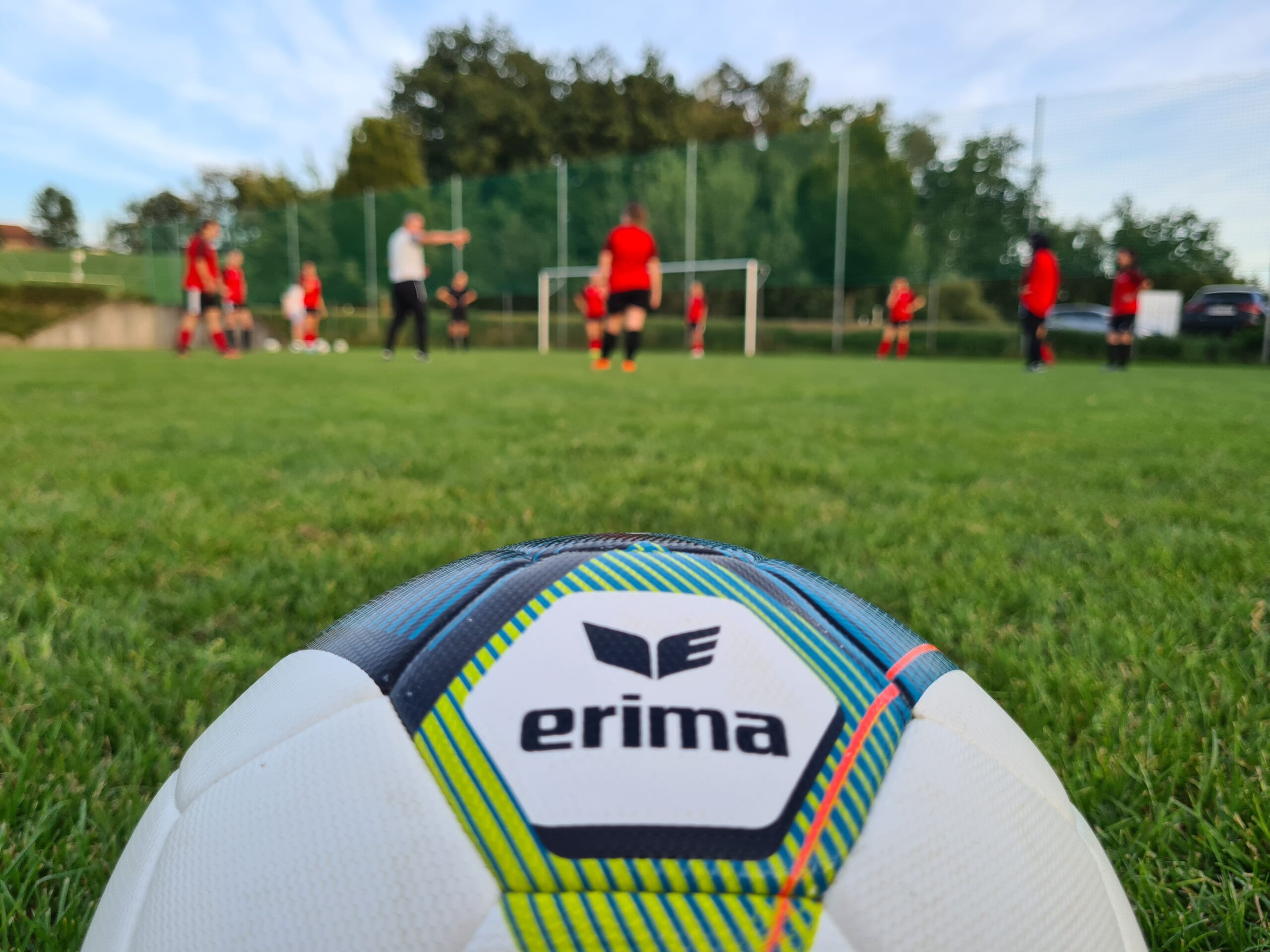 Foto eines Balls und im Hintergrund das Training der FC Perg Ladies