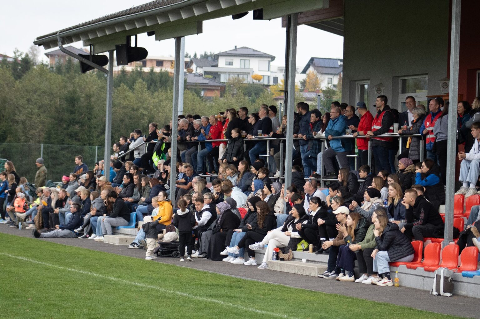 Zuschauertribüne bei einem Spiel der FC Perg Ladies